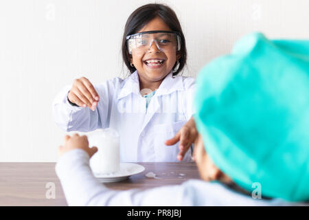 Cute girl scientifique conduire une expérience avec du bicarbonate de soude Banque D'Images