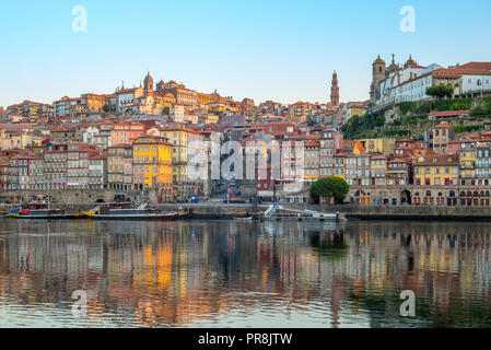 La place Ribeira à Porto par le fleuve Douro, Portugal Banque D'Images