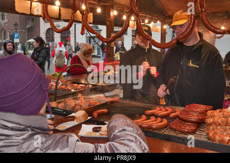 Petites saucisses et des brochettes ou shish kebab à food stand à foire de rue en saison de Noël sur la place du marché principale de Cracovie, Pologne Banque D'Images