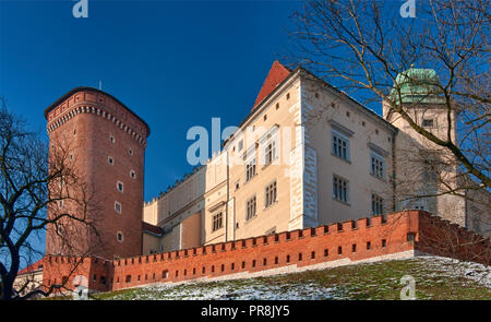 Le château de Wawel, à gauche de la tour gothique Sandomierska, hiver, Cracovie, Pologne Banque D'Images