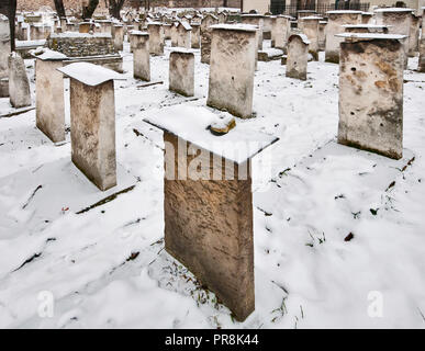 Pierres tombales au cimetière Remu, le quartier juif de Kazimierz, à Cracovie, Pologne Banque D'Images