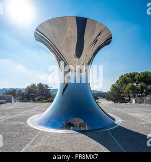 Israël, Jérusalem - 26 septembre 2018 : Le Musée d'Israël - transformer le monde à l'envers sculpture par Anisj Kapoor Banque D'Images