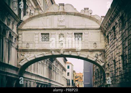 Le Pont des Soupirs est un pont situé à Venise, Italie du nord. Ci-joint le pont est constitué de calcaire blanc, dispose de fenêtres avec des barres de pierre, passe Banque D'Images