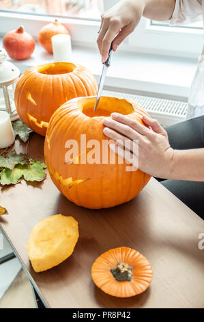 Woman's hand avec entaille de citrouille Halloween. Orientation verticale Banque D'Images
