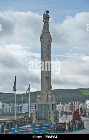 Un jour nuageux, le Manxman, soldat statue au sommet de la colonne de granit sur le monument commémoratif de guerre Harris Promenade, Douglas, île de Man Banque D'Images