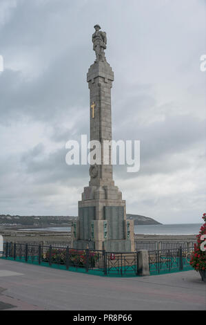 Un jour nuageux, le Manxman, soldat statue au sommet de la colonne de granit sur le monument commémoratif de guerre Harris Promenade, Douglas, île de Man Banque D'Images