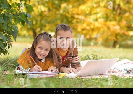 Petite fille et garçon dessin avec crayons Banque D'Images