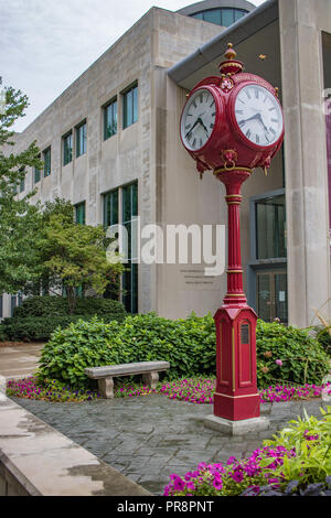 22 septembre 2018, Bloomington, Indiana : l'une des horloges rouge emblématique sur le campus de l'Université d'Indiana en face de l'Neal-Marchall Grand Hall, R Banque D'Images