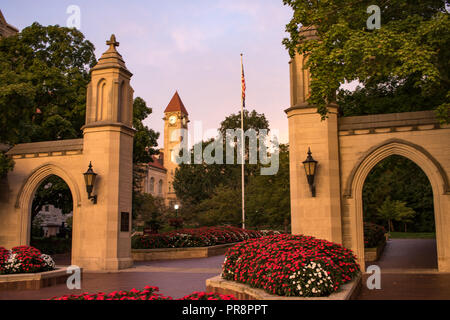 22 septembre 2018, Bloomington, Indiana : l'exemple de barrières à l'entrée ouest de l'Université de l'Indiana avec Franklin Hall et l'horloge dans le Banque D'Images