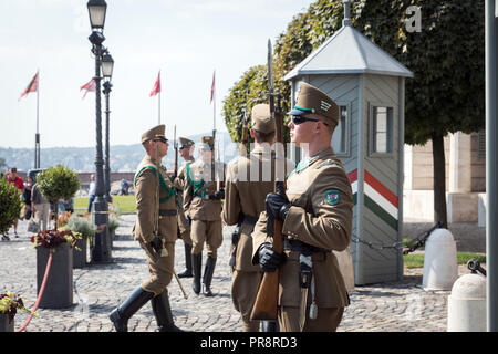 Les soldats participent à la relève de la garde cérémonie au Château de Buda, à Budapest Banque D'Images