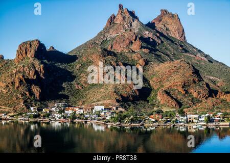 Bahia et Tetakahui hill à bahia suivant pour le désert dans la région de San Carlos, Sonora, Mexique. Golfe de Californie. Mer de Cortés. Mar Bermejo, est situé entre Banque D'Images