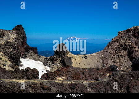 Une vue de Mt Shasta du cratère du Mont Lassen Banque D'Images