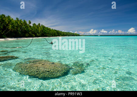 D'être jeté dans une plage de sable blanc de l'Atoll de Ant, Pohnpei, États fédérés de Micronésie Banque D'Images