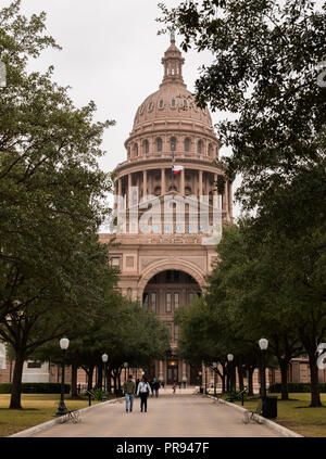 AUSTIN, TEXAS - 31 décembre 2017 : Les gens peuvent être vus à la marche et faire la journée en face de la State Capitol building. Banque D'Images