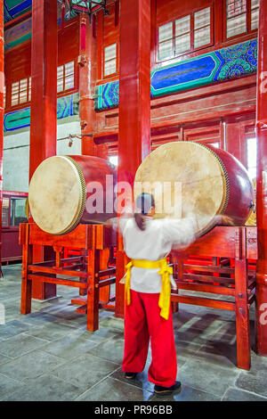 Batteur dans la tour du tambour à Beijing, Chine Le 28 mars 2017 Banque D'Images