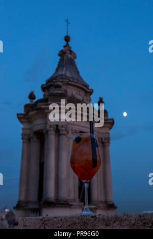 Un Spritz aperol avec haut de Borromini église dans l'arrière-plan, Rome. Banque D'Images