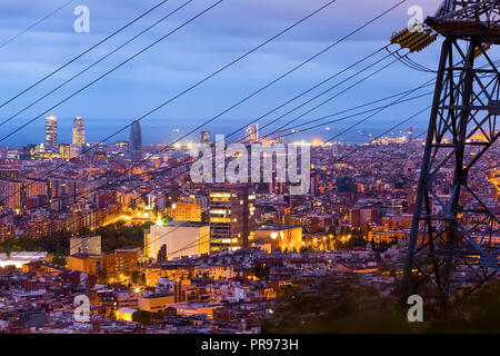 Les lignes aériennes à haute tension sur l'arrière-plan avec autumn twilight à Barcelone Banque D'Images