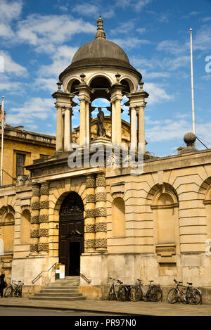 L'entrée du Queens College sur High Street à Oxford, Angleterre, Université d'Oxford. La coupole a une statue de Carol d'Ansbach, épouse de George II Banque D'Images