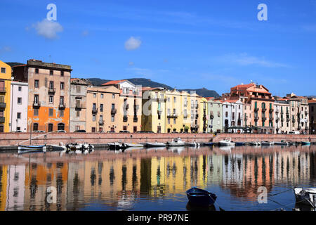 Vue panoramique sur les bateaux sur le fleuve Temo en Bosa en Sardaigne dont ces maisons typiques italiens colorés se reflètent dans la rivière, cadre idyllique Banque D'Images