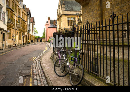 Charmante rue latérale à Oxford, Angleterre. Banque D'Images