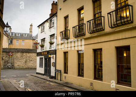 The Bear à Oxford est un pub anglais historique avec une collection unique de cravates dont les pointes ont été troquées en échange d'une demi-pinte de bière. Banque D'Images