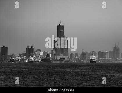 Le noir et blanc vue de port de Kaohsiung et skyline en arrière-plan Banque D'Images