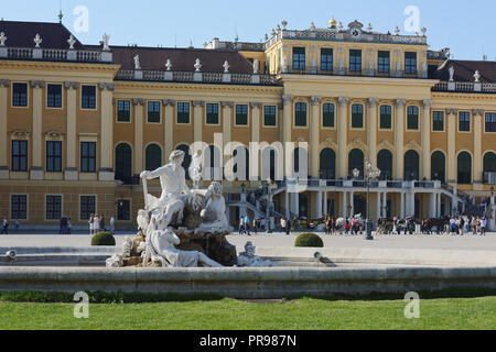 Vienne, Autriche - 18 septembre 2018 : les touristes au palais de Schonbrunn, ancienne résidence d'été impériale. Les jardins du palais Schönbrunn, et est répertorié comme U Banque D'Images