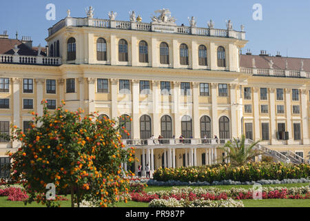 Vienne, Autriche - 18 septembre 2018 : les touristes au palais de Schonbrunn, ancienne résidence d'été impériale. Les jardins du palais Schönbrunn, et est répertorié comme U Banque D'Images