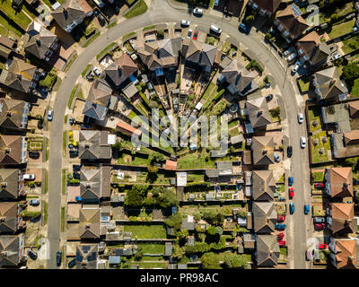 Vue aérienne de maisons de banlieue à Ipswich, Royaume-Uni. En forme de U street. Belle journée ensoleillée. Banque D'Images