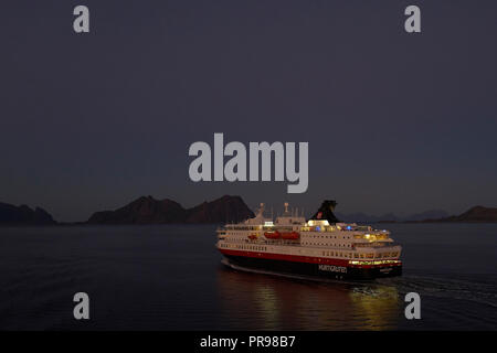 Le navire norvégien Hurtigruten, MS Nordkapp, naviguant vers le nord vers Svolvær dans le Vestfjord (Vestfjorden), les îles Lofoten devant vous. Norvège. Banque D'Images