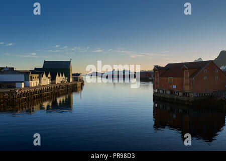 Vieux Entrepôts norvégienne de la pêche au bord de l'eau dans le port de Svolvær, le Ferry Hurtigruten MS TROLLFJORD, dans le centre. Les îles Lofoten, Norvège. Banque D'Images