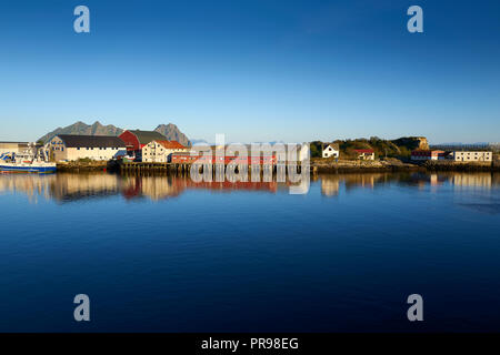 Vieux Entrepôts norvégienne de la pêche au bord de l'eau à Kjeøya à l'ouest du port de Svolvær, îles Lofoten, Norvège, comté de Nordland. Banque D'Images