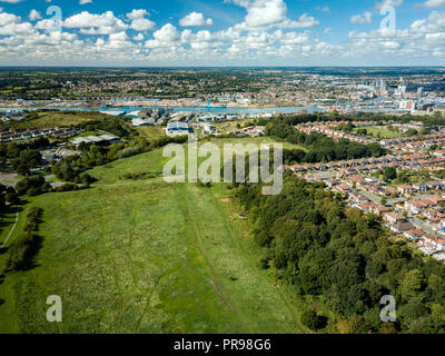 Vue aérienne de maisons de banlieue à Ipswich, Royaume-Uni. River Orwell et marina en arrière-plan. Belle journée ensoleillée. Banque D'Images