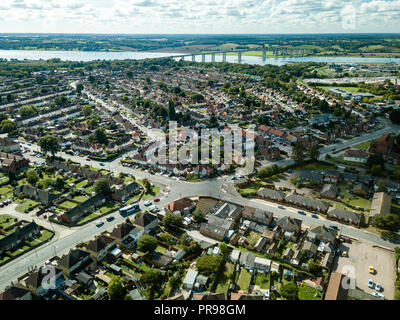 Panoramique vertical vue aérienne de maisons de banlieue à Ipswich, Royaume-Uni. Orwell pont et rivière dans l'arrière-plan. Belle journée ensoleillée. Banque D'Images