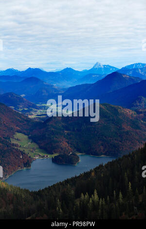 La belle bleue de Walchensee avec c'est de l'île en forme de cœur avec les Alpes allemandes dans l'arrière-plan. Banque D'Images