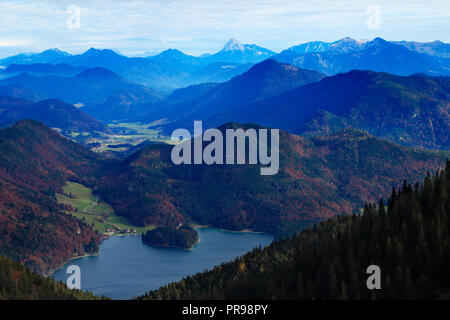 La belle bleue de Walchensee avec c'est de l'île en forme de cœur avec les Alpes allemandes dans l'arrière-plan. Banque D'Images