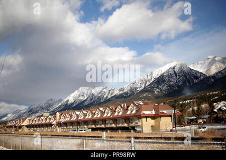 Massif du Mont Rundle à Canmore, en Alberta, lors d'une journée ensoleillée sur le village au premier plan. Banque D'Images