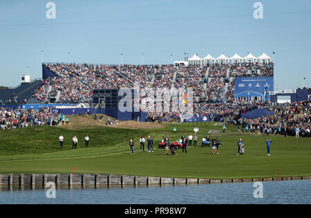 L'Europe de l'équipe de Rory McIlroy joue le 1er match de fairway pendant la journée sur trois de la Ryder Cup au Golf National, Saint-Quentin-en-Yvelines, Paris. Banque D'Images