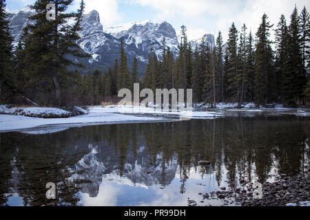 Reflet de la Mt. Massif du Rundle dans policier's Creek à Canmore, Alberta en hiver. Banque D'Images