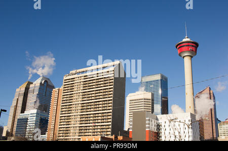 La tour de Calgary et d'autres gratte-ciel sur une froide journée d'hiver. Banque D'Images