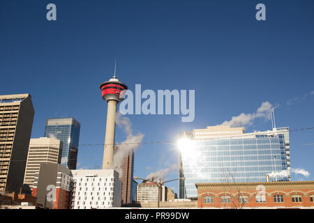 La tour de Calgary et d'autres gratte-ciel sur une froide journée d'hiver. Banque D'Images