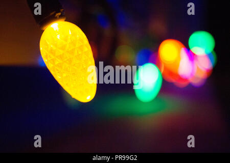 Lumières de Noël pittoresques en plein air avec un bokeh crémeux. Banque D'Images