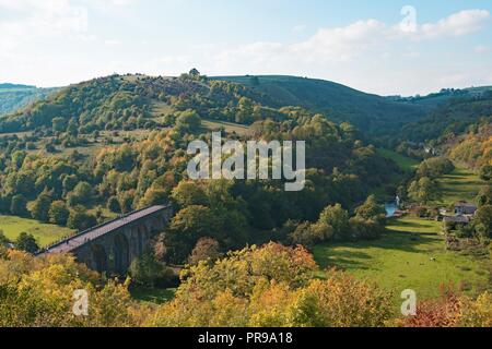 Prises pour capturer la mélancolie automnale nostalgique évoqué par le plus célèbre point de vue, dans le Derbyshire, Monsal Head. Banque D'Images