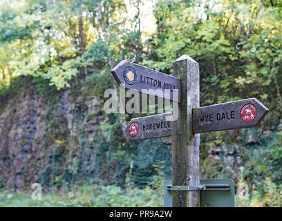 La signalisation pour une randonnée à vélo populaire et de loisirs randonnée connu sous le nom de sentier Monsal. Banque D'Images