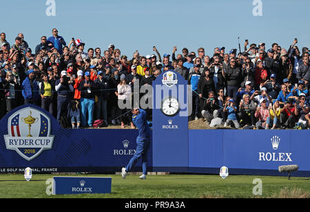 L'Europe de l'équipe au cours de Rory McIlroy sur le match de la troisième journée de la Ryder Cup au Golf National, Saint-Quentin-en-Yvelines, Paris. Banque D'Images