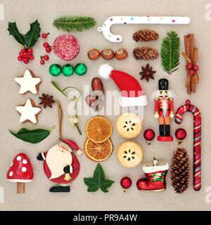 Symboles traditionnels de sélection de Noël avec de la nourriture, old fashioned retro décorations et flore hiver aux fruits rouges, des feuilles et branches des objets naturels. Banque D'Images