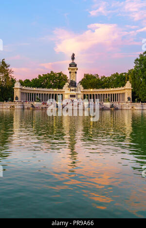 Le parc du Retiro est situé au centre-ville de Madrid, Espagne. Elle appartenait à la monarchie espagnole jusqu'à la fin du xixe siècle, c'est maintenant un parc public. Banque D'Images