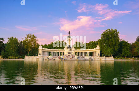 Le parc du Retiro est situé au centre-ville de Madrid, Espagne. Elle appartenait à la monarchie espagnole jusqu'à la fin du xixe siècle, c'est maintenant un parc public. Banque D'Images