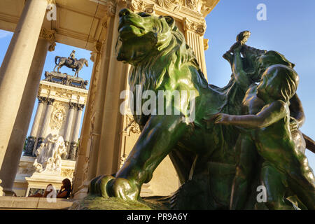 Le parc du Retiro est situé au centre-ville de Madrid, Espagne. Elle appartenait à la monarchie espagnole jusqu'à la fin du xixe siècle, c'est maintenant un parc public. Banque D'Images