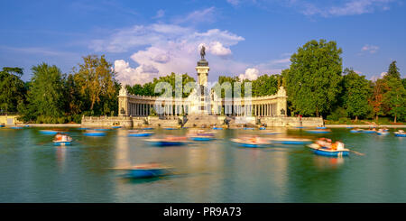 Le parc du Retiro est situé au centre-ville de Madrid, Espagne. Elle appartenait à la monarchie espagnole jusqu'à la fin du xixe siècle, c'est maintenant un parc public. Banque D'Images